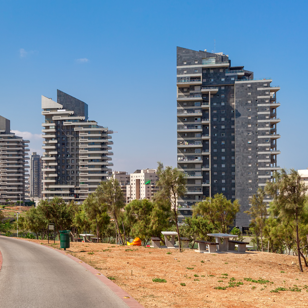 תמונה המציגה את הניגוד בין אדריכלות מסורתית ומודרנית באשדוד.